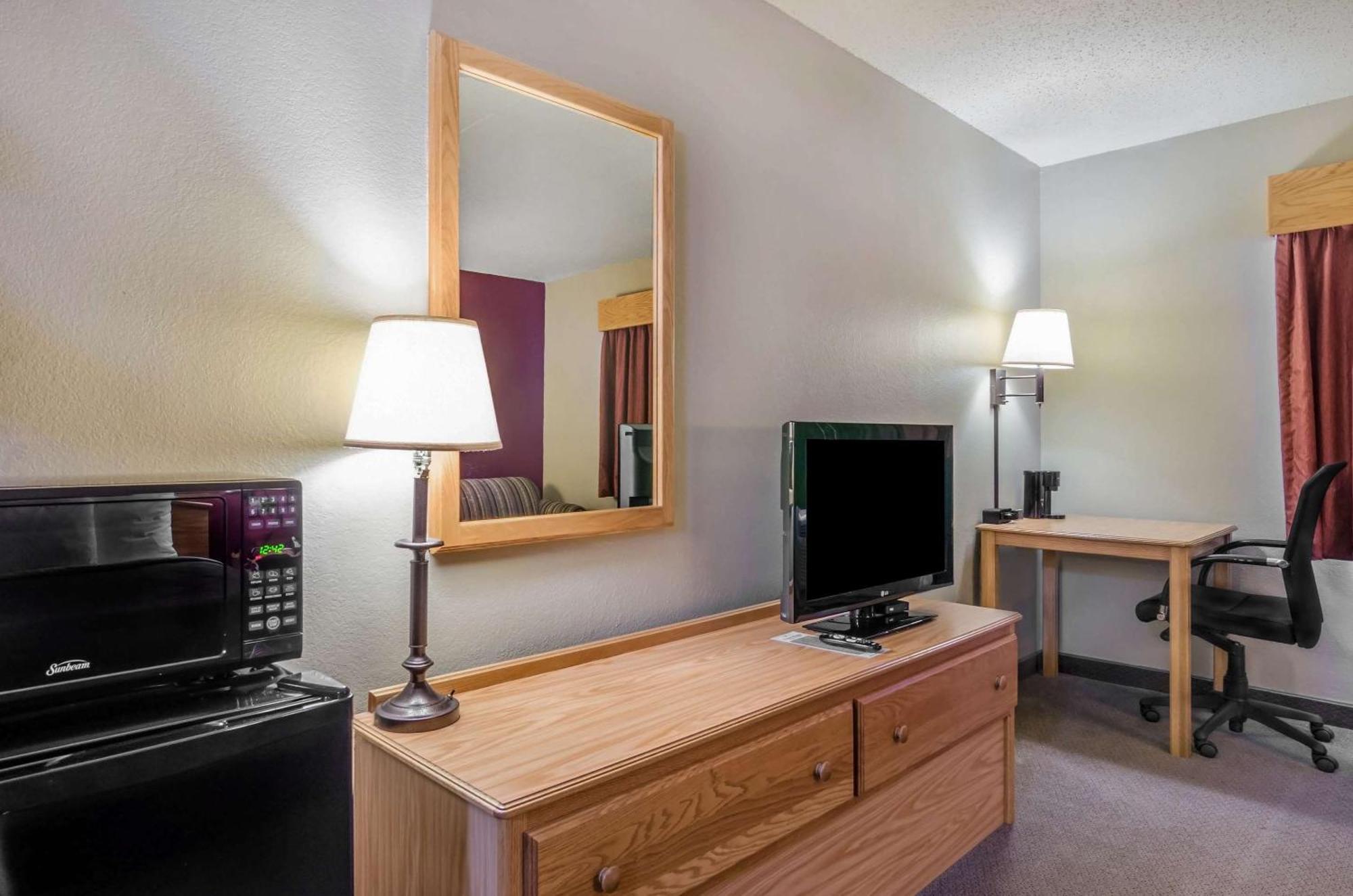 Rodeway Inn Hesston Exterior foto